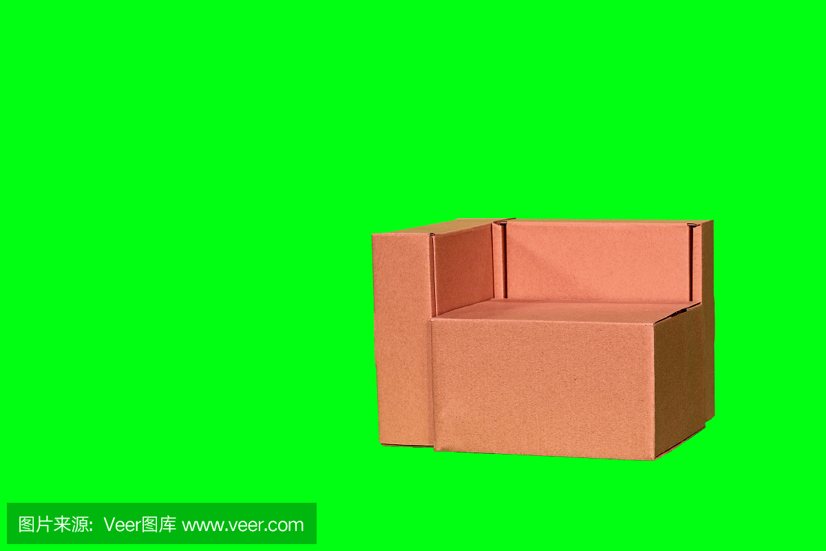 三个带盖的棕色纸板箱,用于包装鞋或拖鞋,隔离在绿色背景上